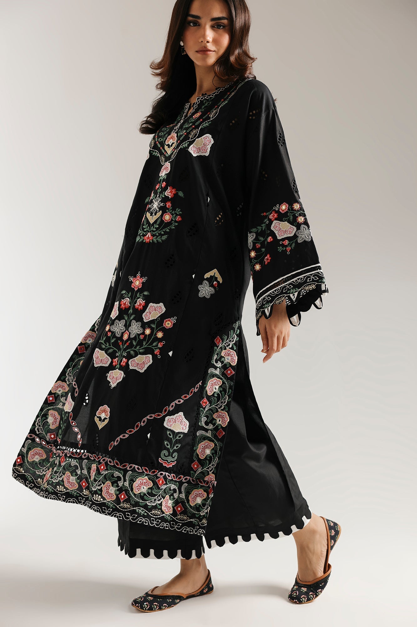 EMBROIDERED SUIT (E3441/103/902)