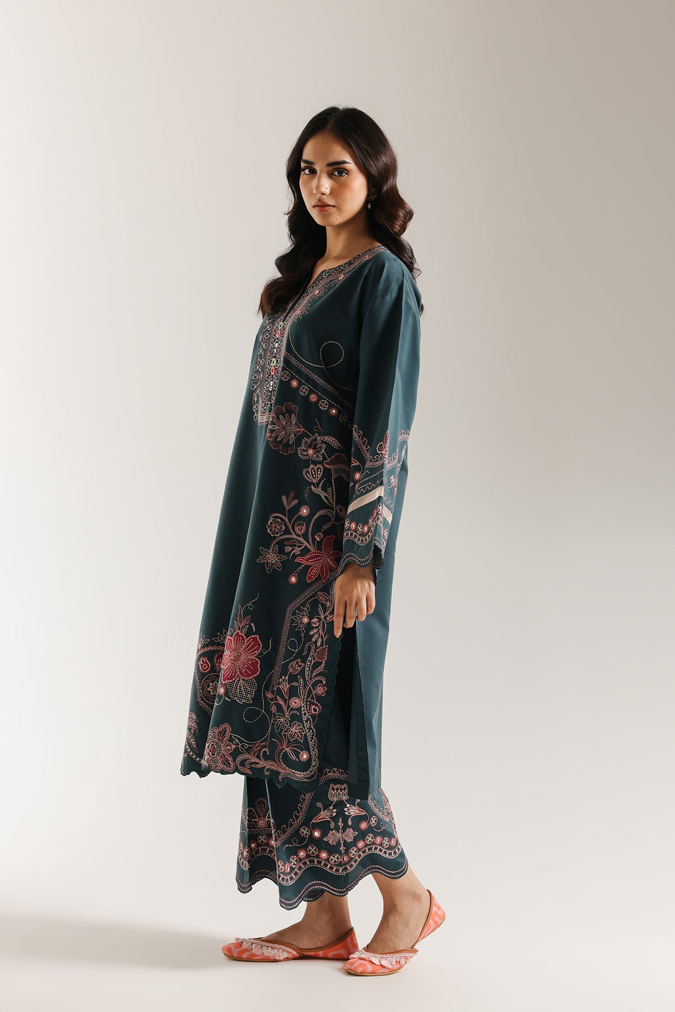 EMBROIDERED SUIT (E3620/103/329)