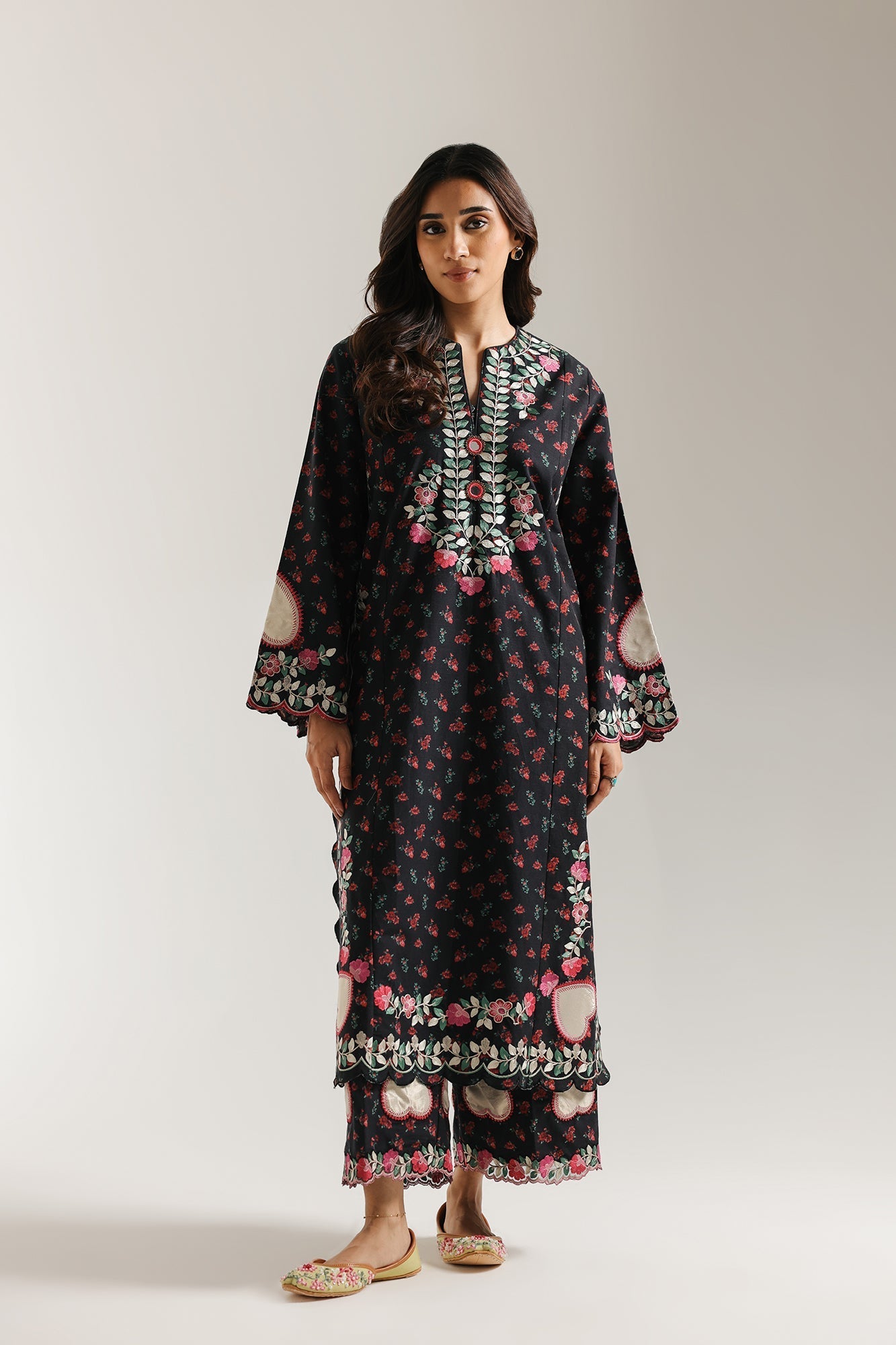 EMBROIDERED SUIT (E3673/103/901)