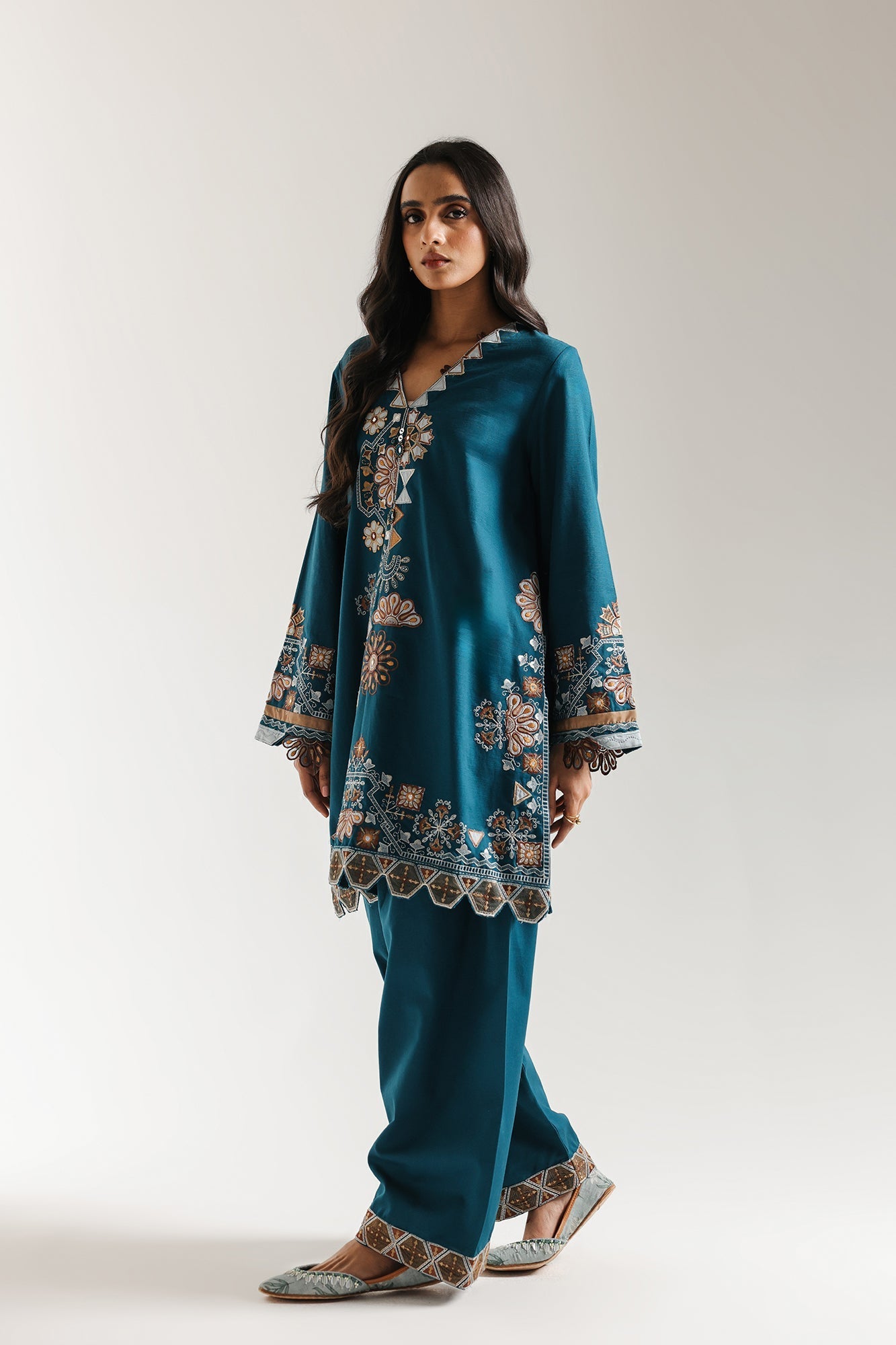 EMBROIDERED SUIT (E3706/103/605)