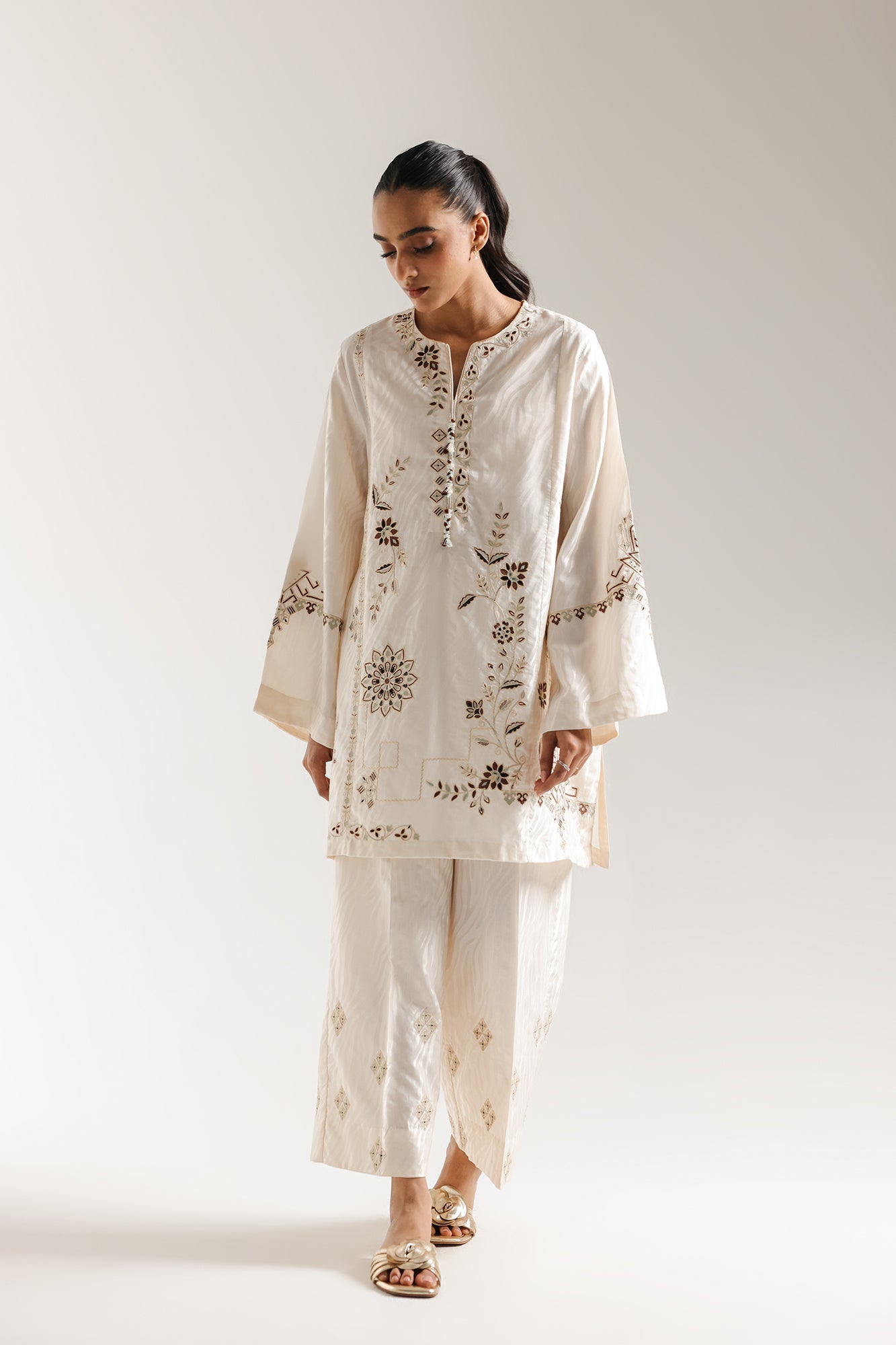 EMBROIDERED SUIT (E6951/102/002)