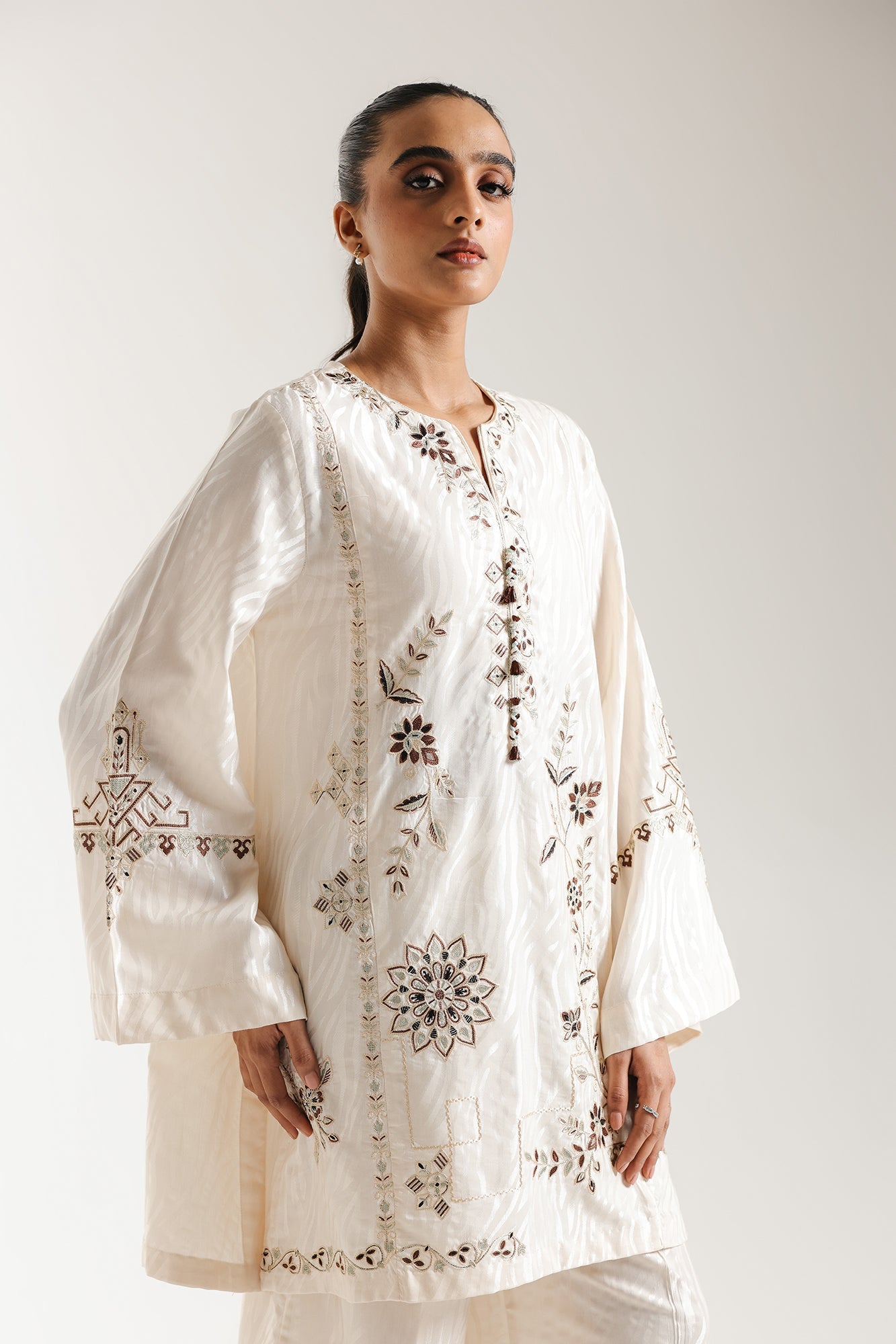 EMBROIDERED SUIT (E6951/102/002) - Image 4