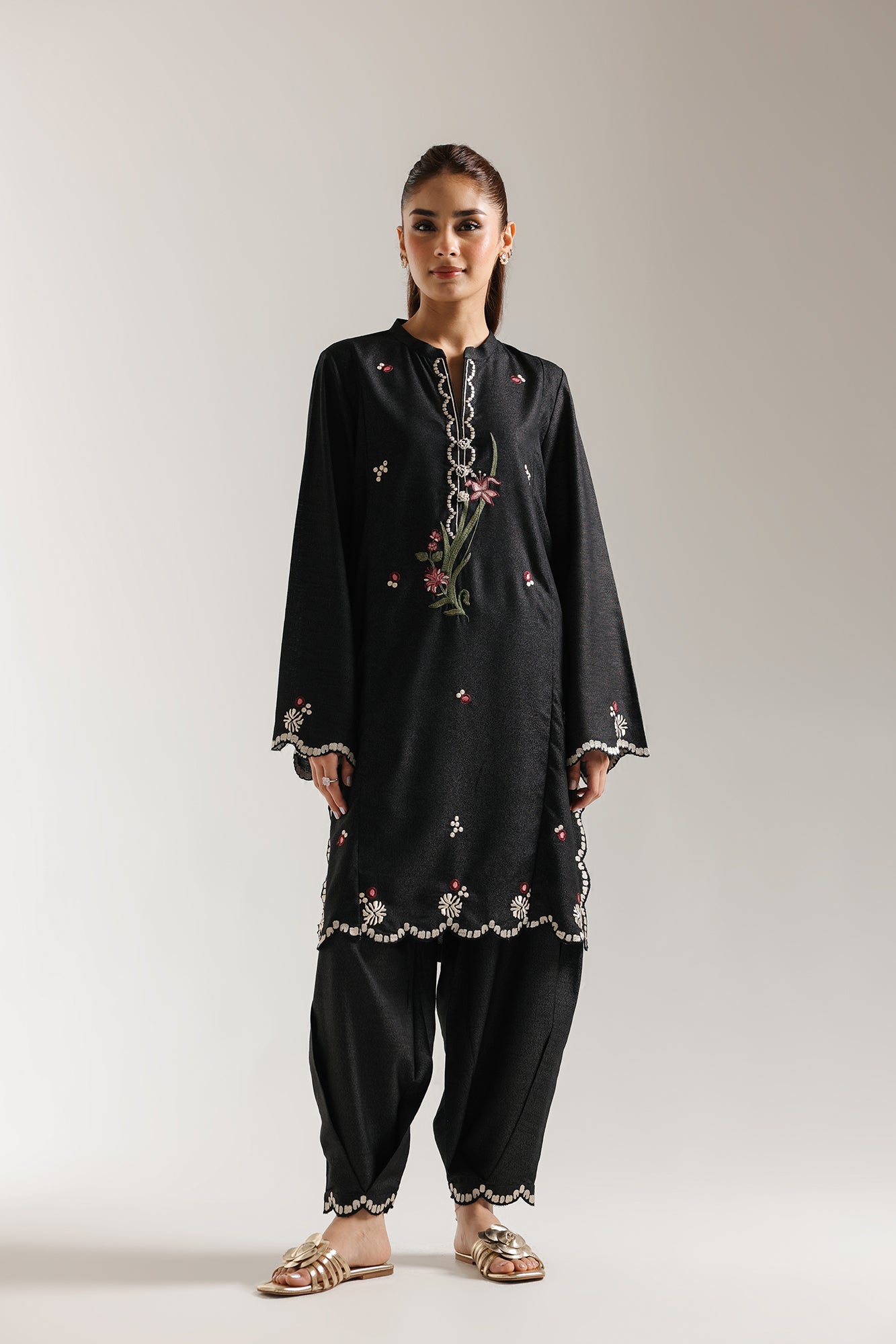 EMBROIDERED SUIT (E6999/102/902)